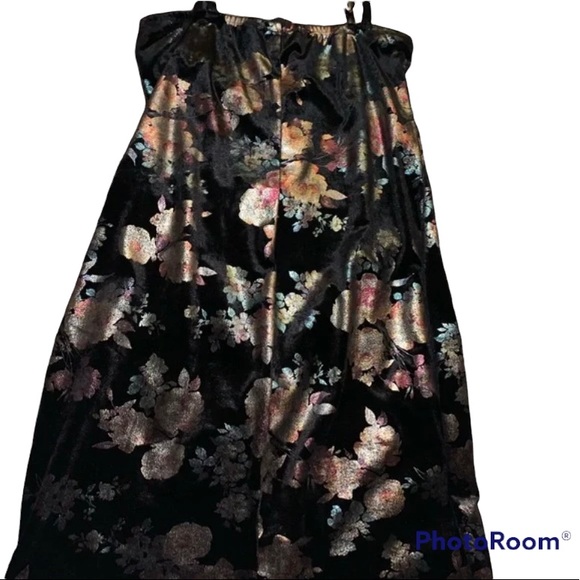 ⭐️PRICE FIRM⭐️ Black spaghetti strap style floral dress - Picture 3 of 8